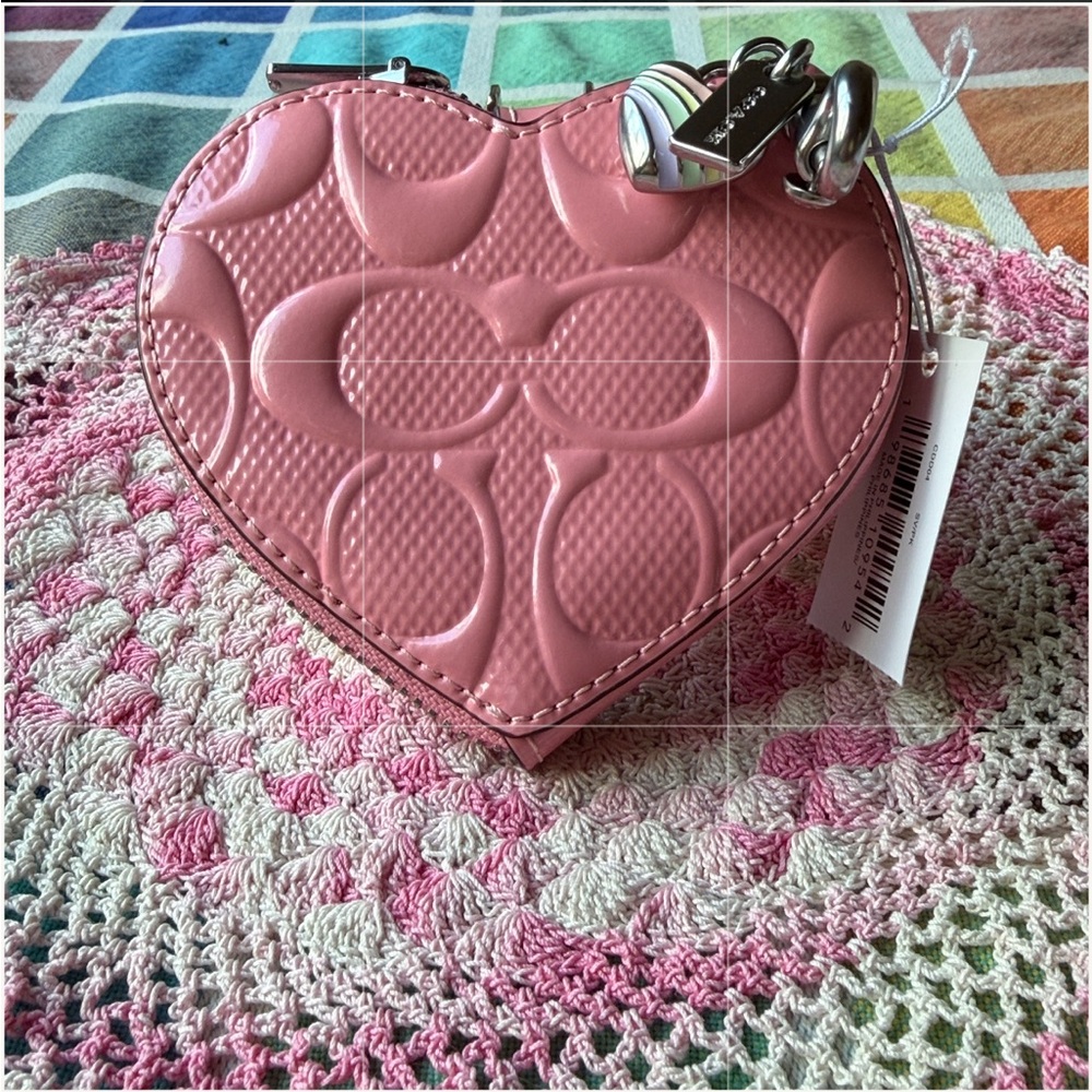 🩷 COACH HEART CHARM IN SIGNATURE LEATHER WITH HEART CHARM 🩷 NWT 🩷 - Picture 2 of 16